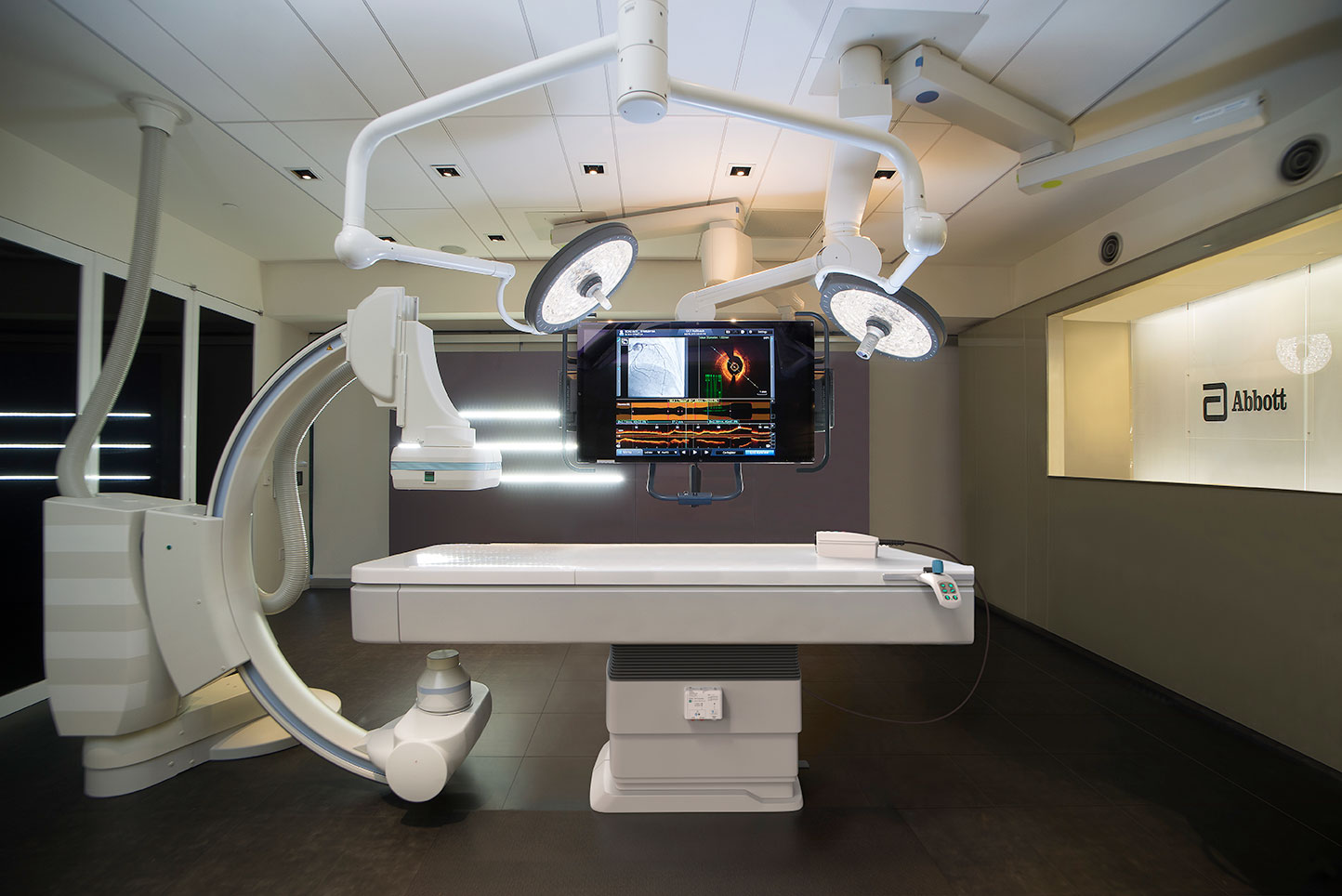 OPTIS Integrated System is integrated into a cath lab, so no set-up time is needed to perform cardiac cath lab imaging.