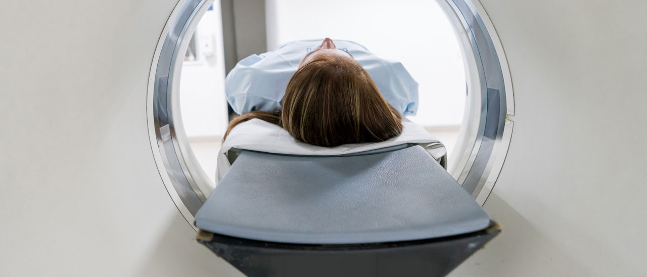 Ein Patientin, die sich einem MRT-Scan unterzieht