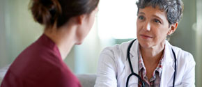 Eine Ärztin spricht mit ihrem Patienten